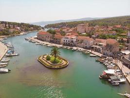 baia e città vecchia nella città di vrboska sull'isola di hvar, croazia foto