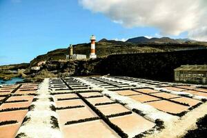 sale pentole nel il oceano vicino un' faro foto