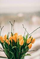 un' mazzo di giallo tulipani foto