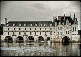 chenonceau castello riflettendo nel chera fiume foto