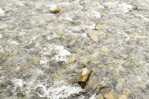 acqua che scorre sulle rocce foto