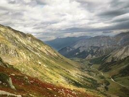 maestoso alpino montagna paesaggio foto