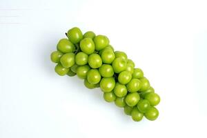 mazzo di verde uva su un' bianca sfondo foto