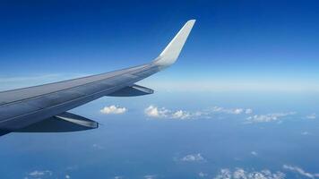 aereo ala su un' sfondo di blu cielo volo tempo foto