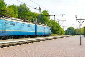 vecchio blu passeggeri treno a il ferrovia stazione foto