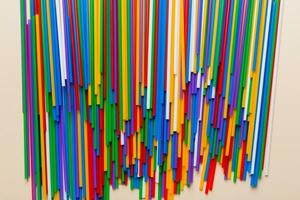 molti multicolore plastica tubi per cocktail su colorato sfondo, superiore Visualizza foto