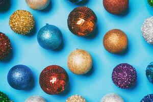 superiore Visualizza di creativo vacanza palline su colorato sfondo. Natale ornamento concetto foto