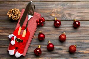 superiore Visualizza di vacanza impostato di forchetta e coltello su di legno sfondo. vicino su di Natale decorazioni e giocattoli. nuovo anno vigilia concetto foto