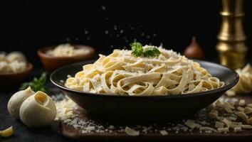 fatti in casa italiano fettuccine pasta con crema salsa e parmigiano formaggio, fettuccine Alfredo con parmigiano formaggio, tradizionale italiano cucina, buio di legno tavolo sfondo, ai generativo foto