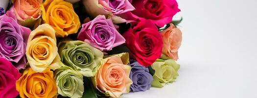 mazzo di fiori Multi colorato Rose su un' bianca sfondo fiori che rappresentano amore foto