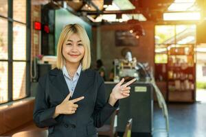 come il orgoglioso proprietario di un' nuovo bar, il bellissimo attività commerciale ragazza animatamente salutato i clienti e mostrato loro in giro il accogliente spazio. foto