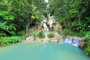 bellissimo cascata nascosto nel il foresta pluviale avventura e viaggio concetto natura sfondo lento otturatore velocità, movimento fotografia, kuang SI cascata, settentrionale Laos, luang prabang. foto