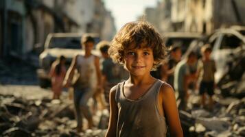 arabo ragazzo su il sfondo di il rovine di costruzione. bambini di guerra. Israele e Palestina guerra concetto. foto