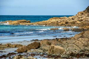 spettacolare estate paesaggio marino a trestrignel rocce, perros-guirec, Bretagna, Francia foto