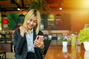 il determinato bellissimo attività commerciale ragazza ha parlato con fiducia in sua Telefono, chiusura ancora un altro riuscito affare. foto