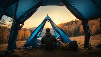 viaggiatore rilassante dentro un' blu tenda e godere con mattina volta. ai generativo foto