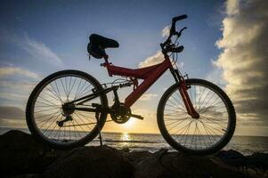 rosso montagna bicicletta foto