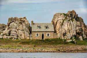 caratteristico mare Villetta in mezzo quello di Brittany roccioso sponde, Francia foto