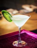 cetriolo e lime martini cocktail cocktail bicchiere all'interno dell'accogliente bar