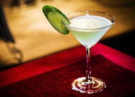 cetriolo e lime martini cocktail cocktail bicchiere all'interno dell'accogliente bar
