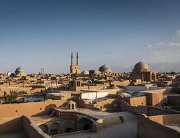 Tetti del centro torri del vento e vista del paesaggio della città vecchia di Yazd in iran foto