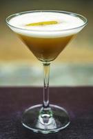 crème caramel cream martini cocktail drink bicchiere su bar foto