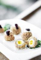 gourmet organico scotch uova di quaglia moderno antipasto snack piatto sul tavolo foto
