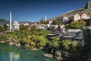 fiume neretva e moschea nella città vecchia di mostar bosnia