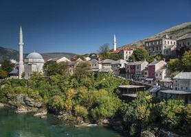 fiume neretva e moschea nella città vecchia di mostar bosnia foto