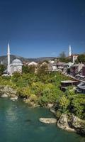 fiume neretva e moschea nella città vecchia di mostar bosnia