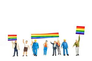 manifestante di persone in miniatura che tiene una bandiera transgender foto