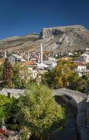 punto di riferimento delle case della città vecchia e vista della moschea a mostar bosnia foto