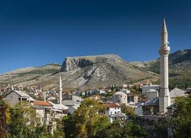 punto di riferimento delle case della città vecchia e vista della moschea a mostar bosnia foto