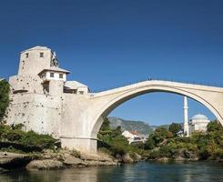 vecchio ponte famoso punto di riferimento nella città di mostar in Bosnia ed Erzegovina di giorno foto