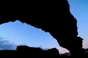 un' silhouette di un' roccia formazione foto