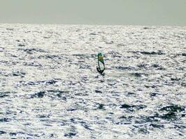 un' persona windsurf foto