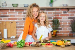 contento madre e figlia siamo avendo divertimento nel il cucina. salutare cibo concetto. foto