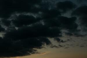 tempestoso cielo con buio nuvole. naturale sfondo. cielo sfondo. paesaggio nuvoloso, colorato tramonto. foto