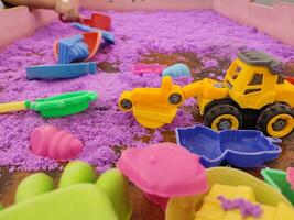 plastica giocattolo su cinetico sabbia piscina foto