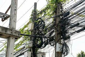 elettricità e cavi, Internet, e sorveglianza macchine fotografiche erano ordinatamente installato su poli. molti fili siamo impigliato. il viti su elettrico Linee e cavi. potenzialmente pericoloso. foto