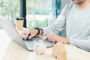 ricerca navigazione Internet dati informazione con ricerca lavoro nel sbarra. ricerca motore ottimizzazione SEO networking concetto. mano di uomo d'affari Lavorando con computer il computer portatile su un' di legno scrivania nel un ufficio foto