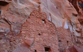 rovine di scogliera abitazioni fatto di rosso roccia foto