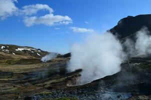 attivo geotermico paesaggio con caldo vapore crescente foto