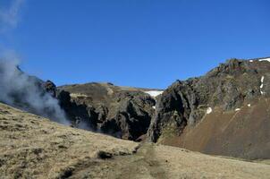 duro geotermicamente attivo paesaggio con lava roccia foto