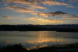 alba cieli riflettendo nel lago dunvegan foto