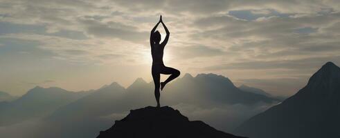 silhouette di un' donna praticante yoga nel il vertice con montagna sfondo. ai generato foto