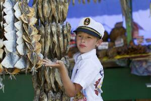 Ucraina. Odessa, agosto 28, 2018. centrale mercato.piccolo ragazzo nel un' marinaio cappello foto