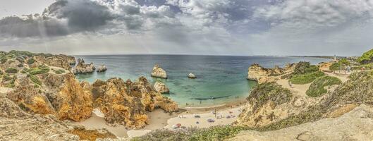 panoramico Visualizza al di sopra di praia fare prainha spiaggia nel portoghese algarve durante giorno foto