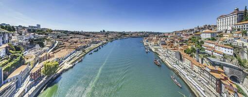panoramico Visualizza al di sopra di il douro fiume e il città di porto durante il giorno foto