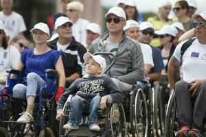 bielorussia, il città di Gimel, luglio 03, 2019. gioventù festival.maratona Disabilitato. persone nel sedie a rotelle su un' città strada foto